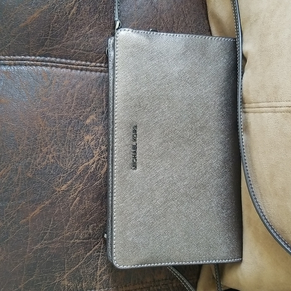 Michael Kors Jet Set Travel Large Crossbody Clutch in 'Glittery' Medium Bronze - Picture 2 of 13